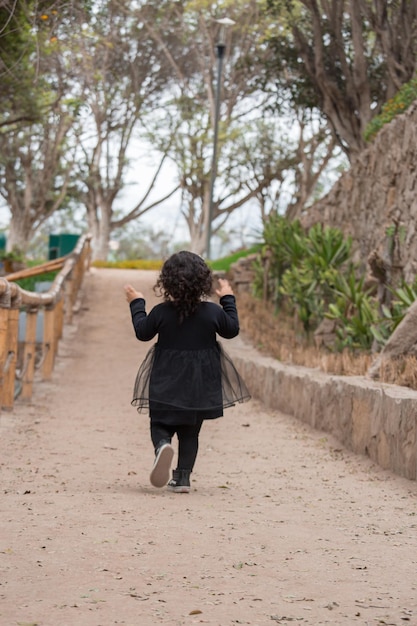 Un petit enfant se promène seul dans un parc pendant la journée.