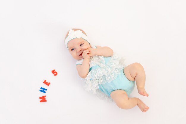 Petit enfant se trouve sur blanc isolé