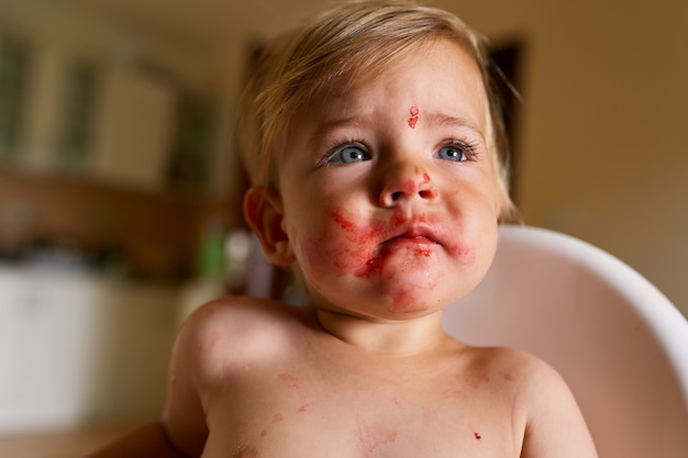 Petit enfant sérieux avec un visage sale