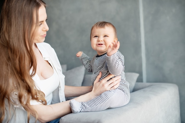 Petit enfant souriant et heureux avec maman