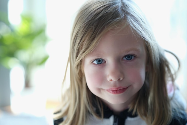 Petit enfant souriant posant et regardant la caméra avec bonheur