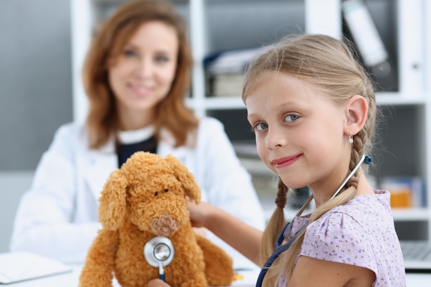 Petit enfant avec stéthoscope à la réception du médecin