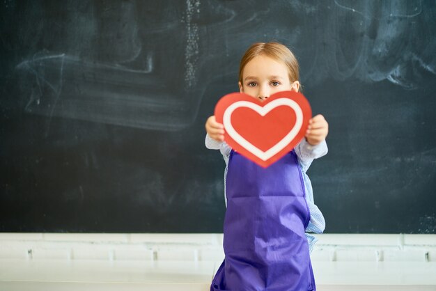 Petit enfant, tenue, coeur