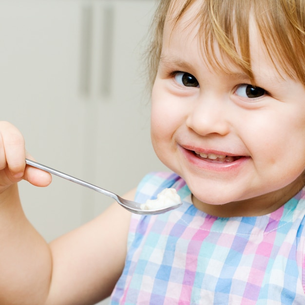 Petit enfant en train de manger