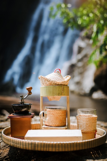 Petit ensemble de gouttes de café rétro avec fond naturel