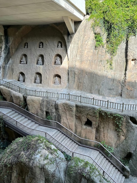 Photo un petit escalier avec de nombreuses petites statues dessus