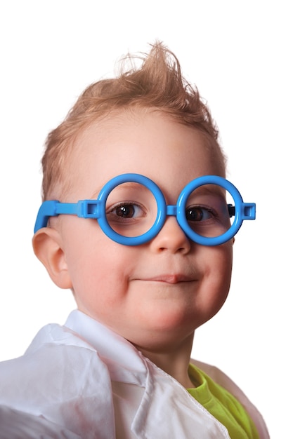 Petit explorateur Garçon joue au scientifique Enfant drôle avec des lunettes bleues Jolie photo colorée Docteur