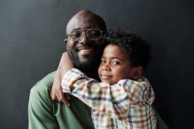 Petit fils embrassant son père