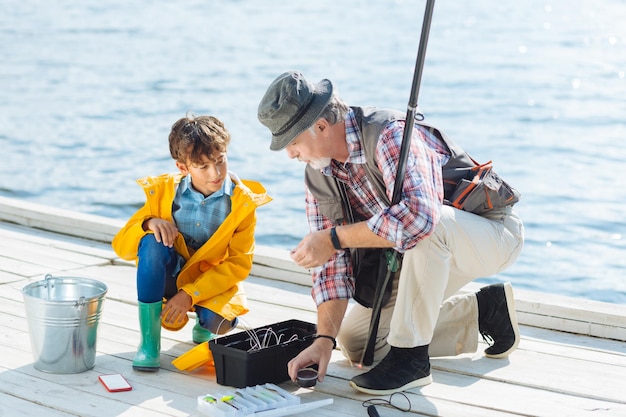 Petit-fils excité avant de pêcher avec son grand-père