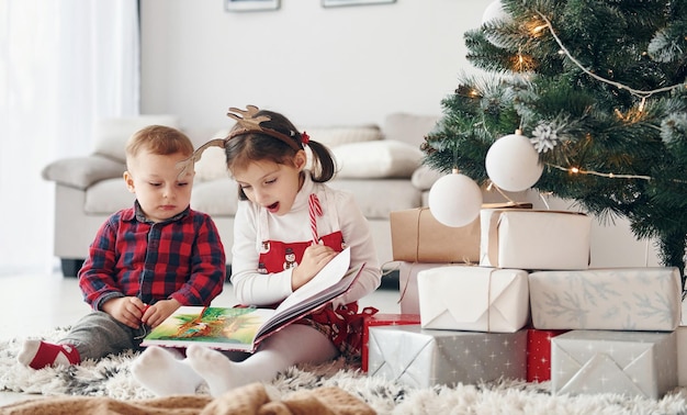 Le petit frère avec sa fille célèbre le Nouvel An et Noël à la maison