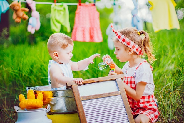 Petit frère et sœur passent du temps ensemble