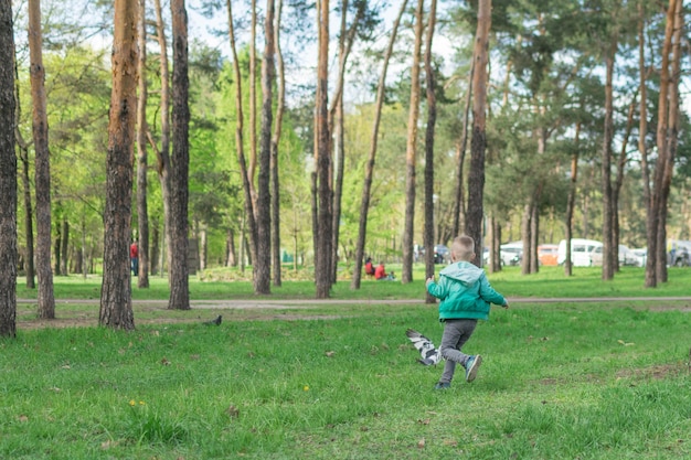 Un petit garçon de 46 ans joue et se repose dans le parc