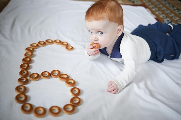 Un petit garçon de 6 mois mange des bagels