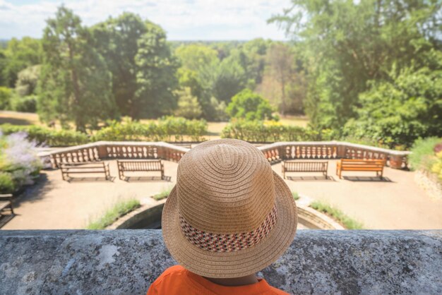 Petit garçon à l'affût dans les jardins en terrasse