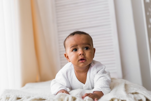 Un petit garçon afro-américain de 3 mois était allongé sur la chaise.