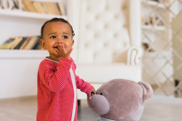 Petit garçon afro-américain avec ours en peluche.