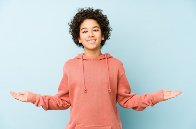 Petit garçon afro-américain souriant