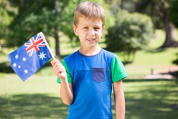 Petit garçon agitant le drapeau australien