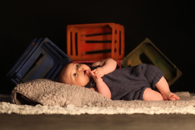 Un petit garçon allongé sur un tapis à la maison.