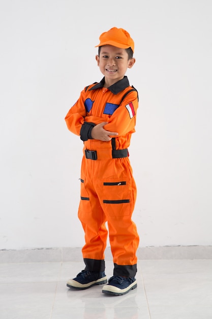 Photo petit garçon asiatique avec uniforme de technicien, ingénieur ou astronaute