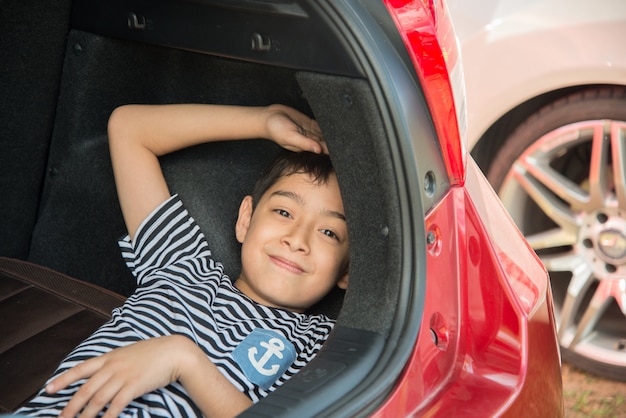 Petit garçon assis dans la voiture