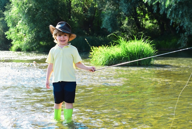 Petit garçon attraper un poisson enfants pêche garçon pêche dans l'étang petit garçon pêcheur avec pêche ro