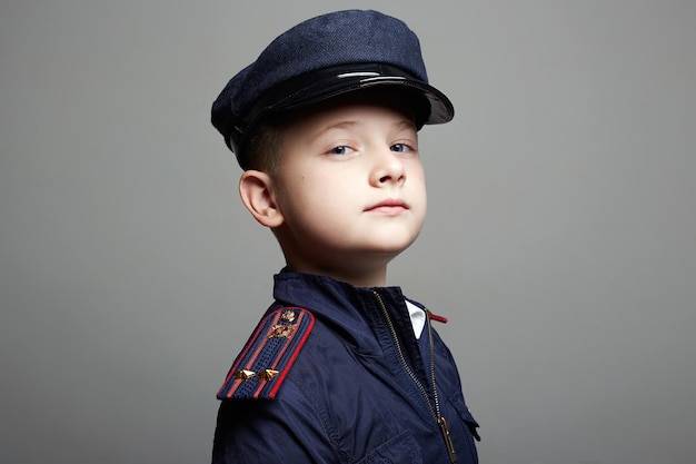 Petit garçon au chapeau et uniforme enfant policier
