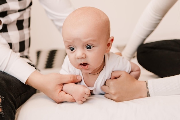 Petit garçon aux yeux pop en colère enfant maléfique bébé enfant mignon jouant avec les parents, rampant sur l'entraîneur