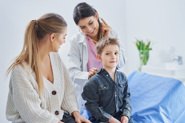 petit garçon ayant un examen médical par un pédiatre