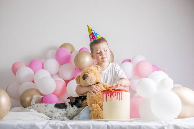 Petit garçon en ballons blancs avec lui chien