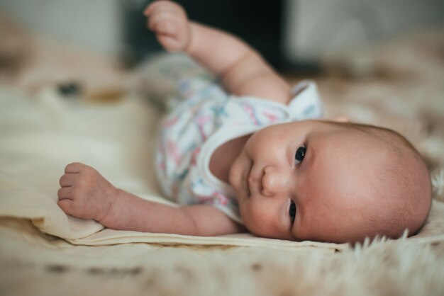 Petit garçon blanc bébé garçon caucasien couché