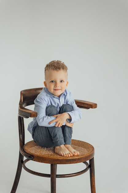 Petit garçon blond de 4 ans dans une chemise