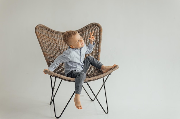 Petit garçon blond de 4 ans dans une chemise