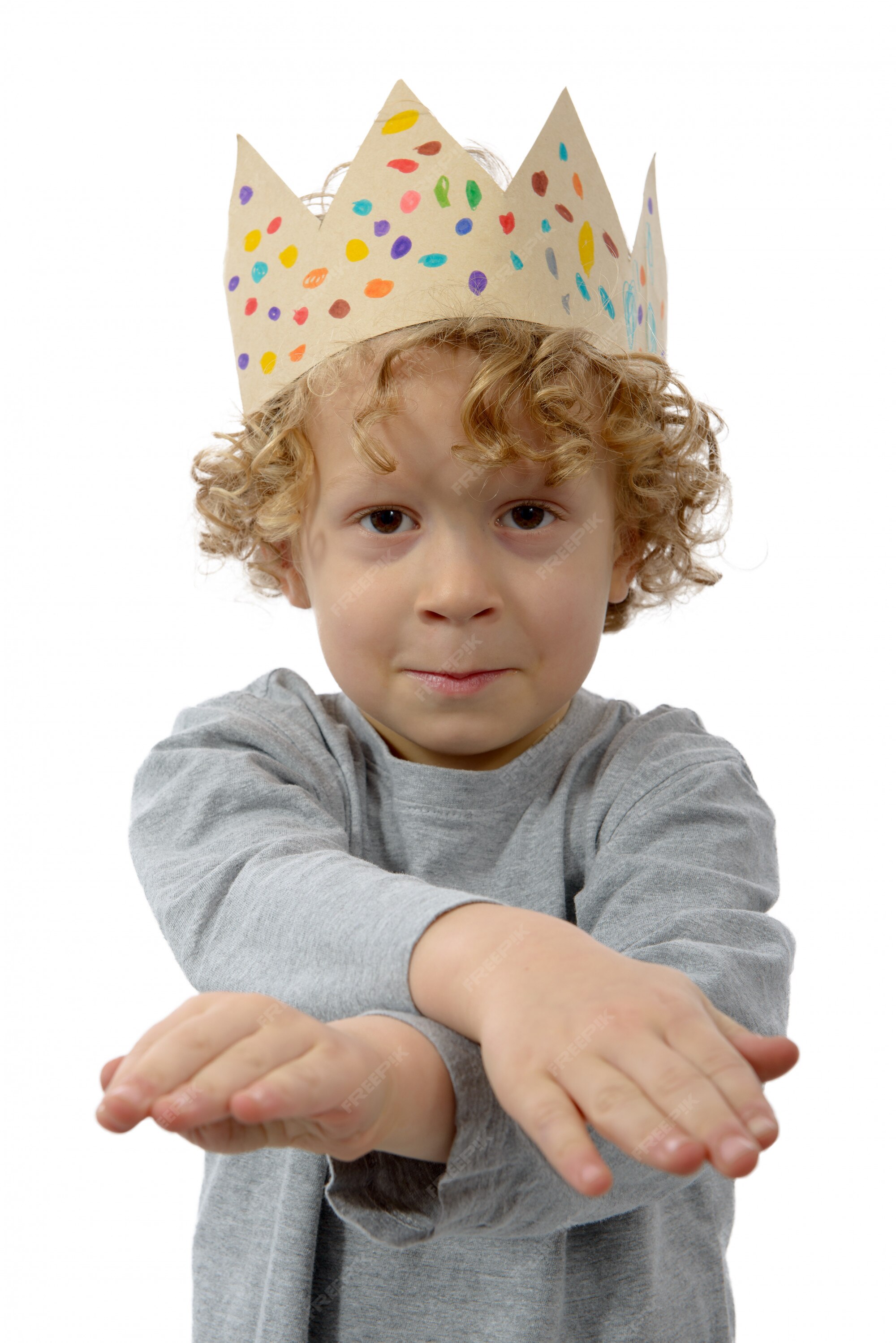 Petit Garçon Blond Avec Des Boucles De Tête De Couronne D'or