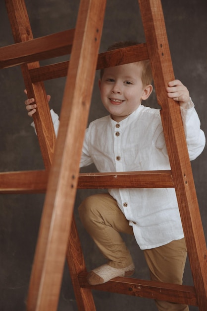 petit garçon blond dans un espace libre de style vintage pour le texte