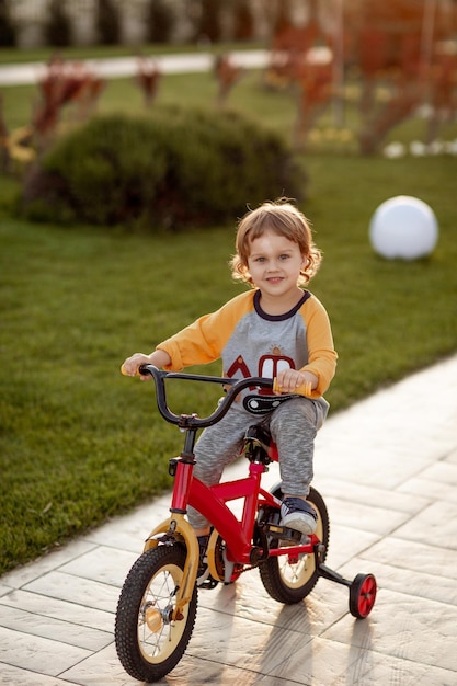 petit garçon blond faisant du vélo