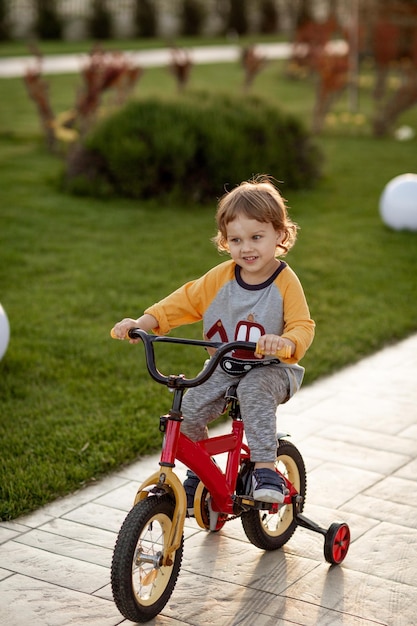 petit garçon blond faisant du vélo