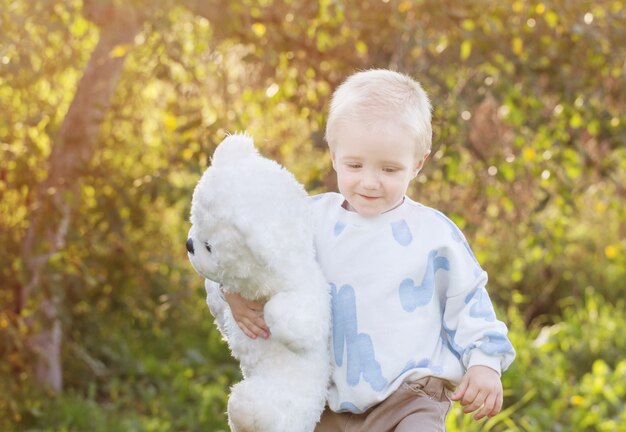 Petit garçon blond heureux en plein air le jour d'été ensoleillé