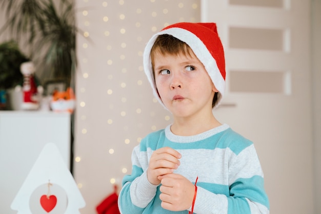 Petit garçon avec bonnet de Noel