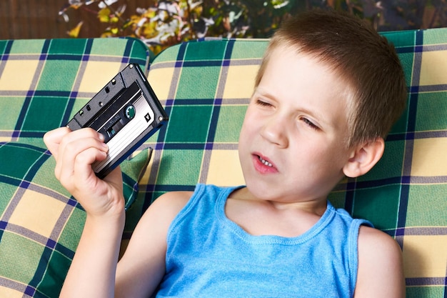 Petit garçon avec cassette audio