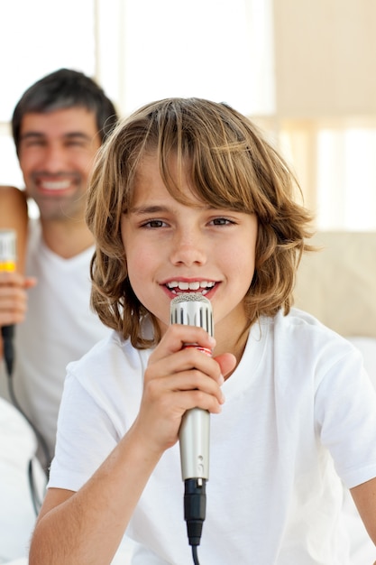 Petit garçon chante avec un microphone