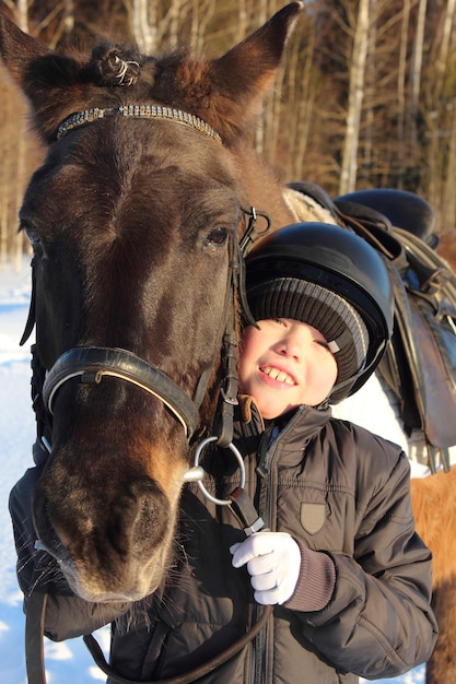 Petit garçon et cheval.