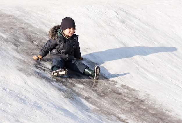 Petit garçon sur la colline de glace