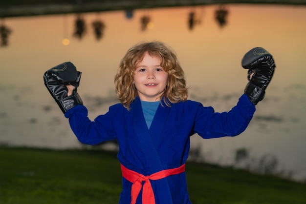 Petit garçon combattant de karaté enfant garçon pratiquant le karaté sport de plein air karaté enfants combattant petit garçon portant