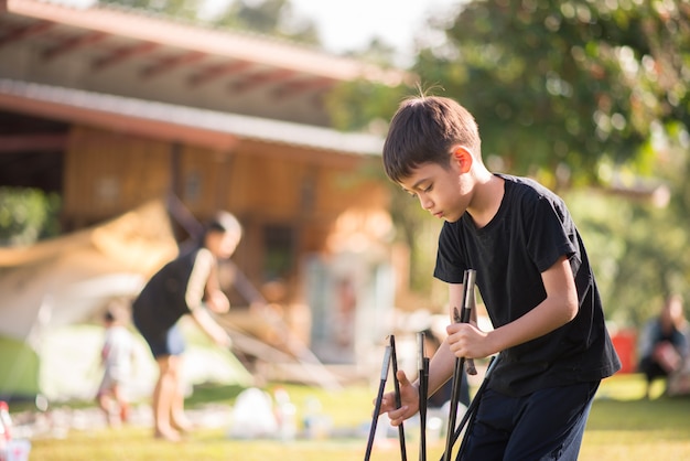 Petit garçon construit une tente pour le camping avec l&#39;heure d&#39;été des vacances en famille