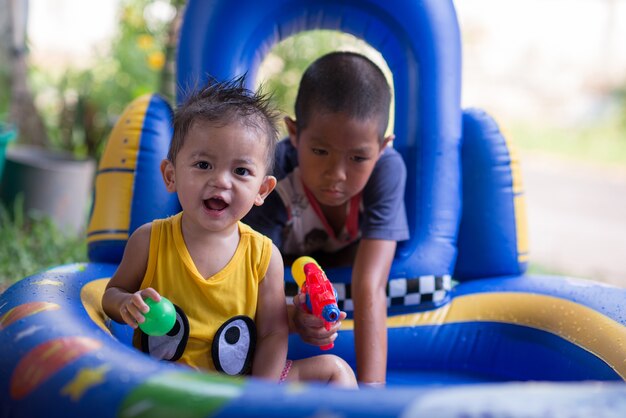 Petit garçon content de la piscine pour enfants