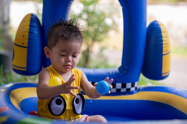 Photo petit garçon content de la piscine pour enfants