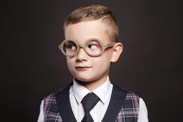 Petit garçon en costume et lunettes