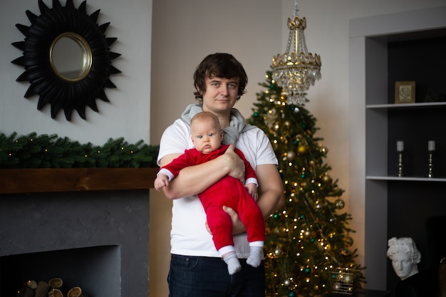 Petit garçon avec costume de père Noël à la maison