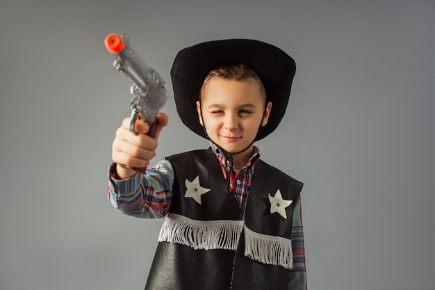 Le petit garçon en costume de shérif en pied